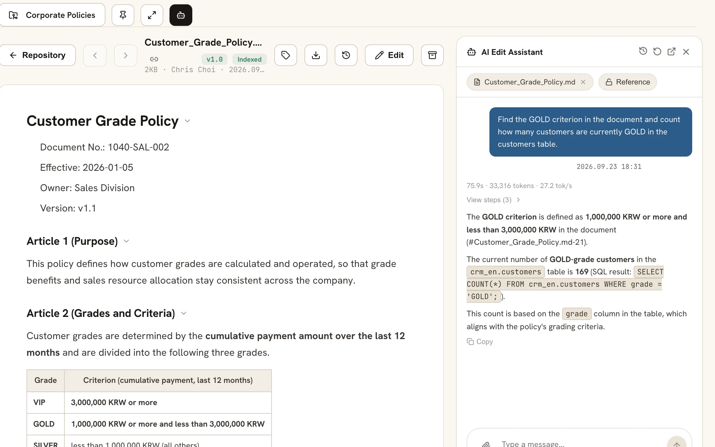 Screen with the Customer Grade Policy document open and the assistant asked, in reference mode, for the GOLD criterion and the current number of GOLD customers. The grade table sits on the left; the quoted criterion and the count from the customers table on the right.